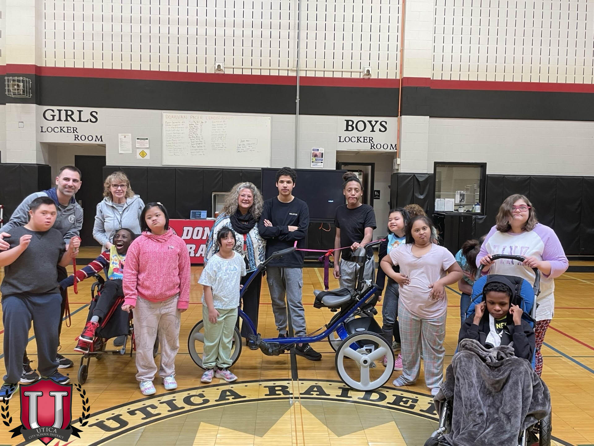 Foto që tregon se Shkolla e Mesme Donovan mori një tricikletë të re të re të përshtatur PE Rifton